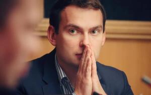 Железняк: У нас когда ты избрал нового главу, ты не можешь его отстранить, можешь выразить недоверие. Выражение недоверия – это две трети фракции, то есть 14 голосов