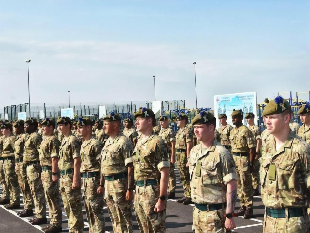 У церемонії відкриття навчань брав участь 4-й батальйон Королівського полку Шотландії