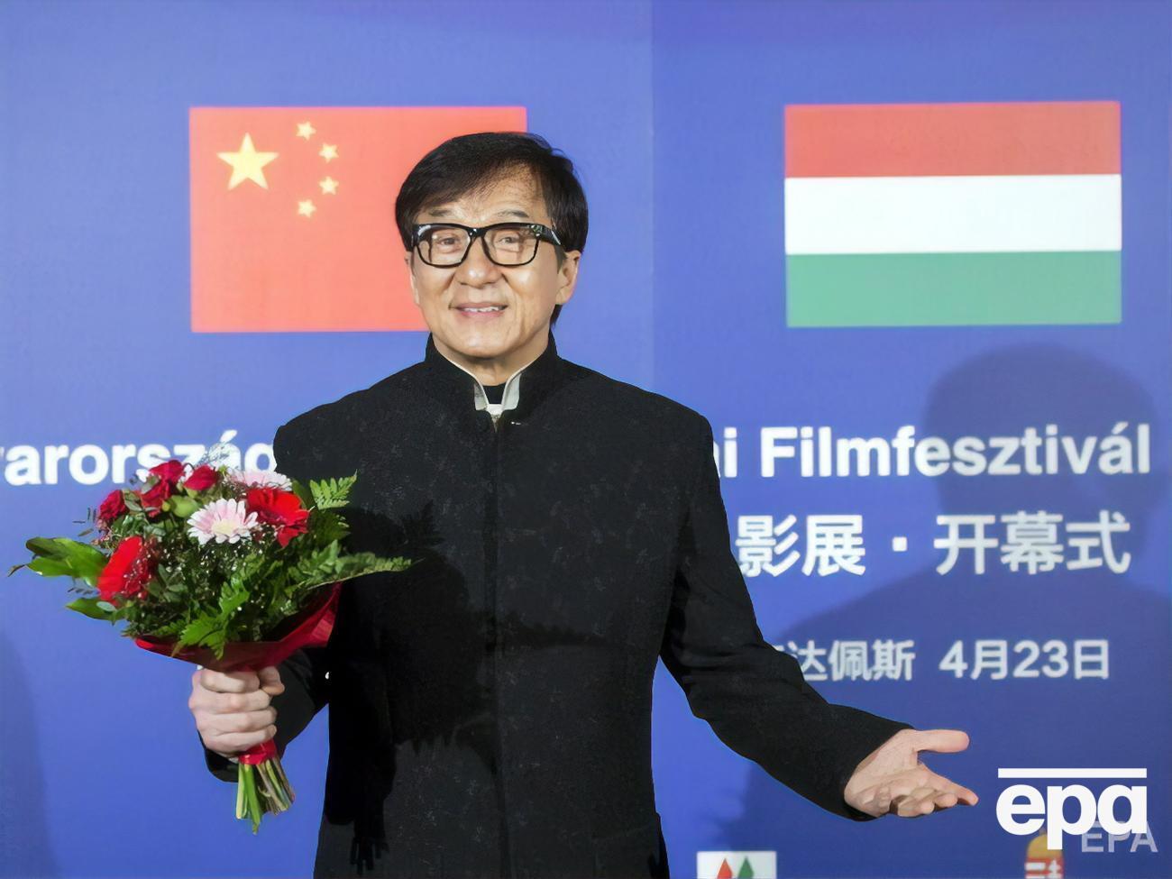 Чан родился в 1954 году в Гонконге в семье выходцев из Китая