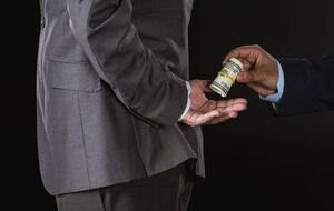 За даними ЦПК, чиновник попросив повернути йому $5 тис., "оскільки не помітив змін у роботі ревізорів", але під час повернення грошей його затримали детективи НАБУ