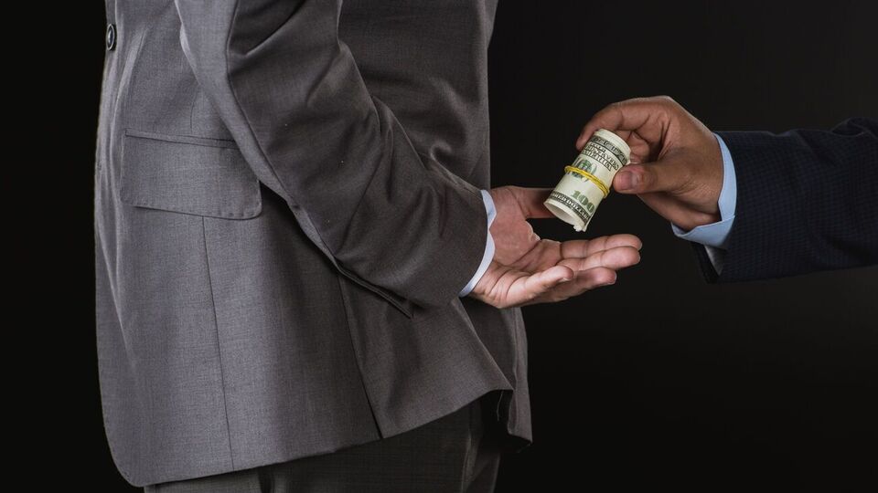 По данным ЦПК, чиновник попросил вернуть ему $5 тыс., "поскольку не заметил изменений в работе ревизоров", но при возврате денег его задержали детективы НАБУ