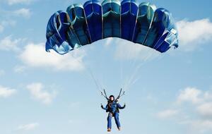 Військовий упав, оскільки в нього не повністю розкрився парашут