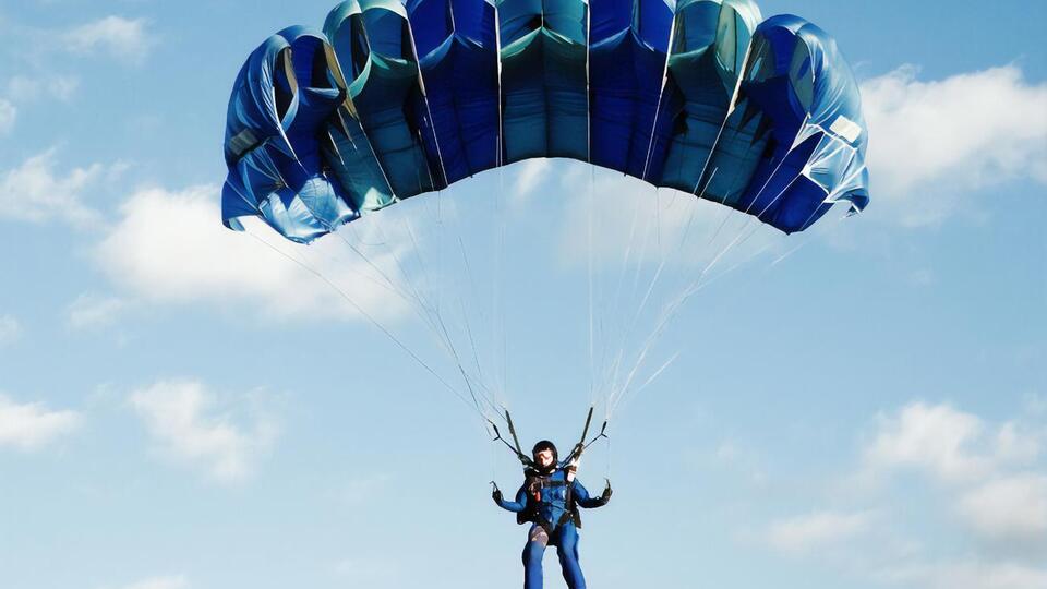 Військовий упав, оскільки в нього не повністю розкрився парашут
