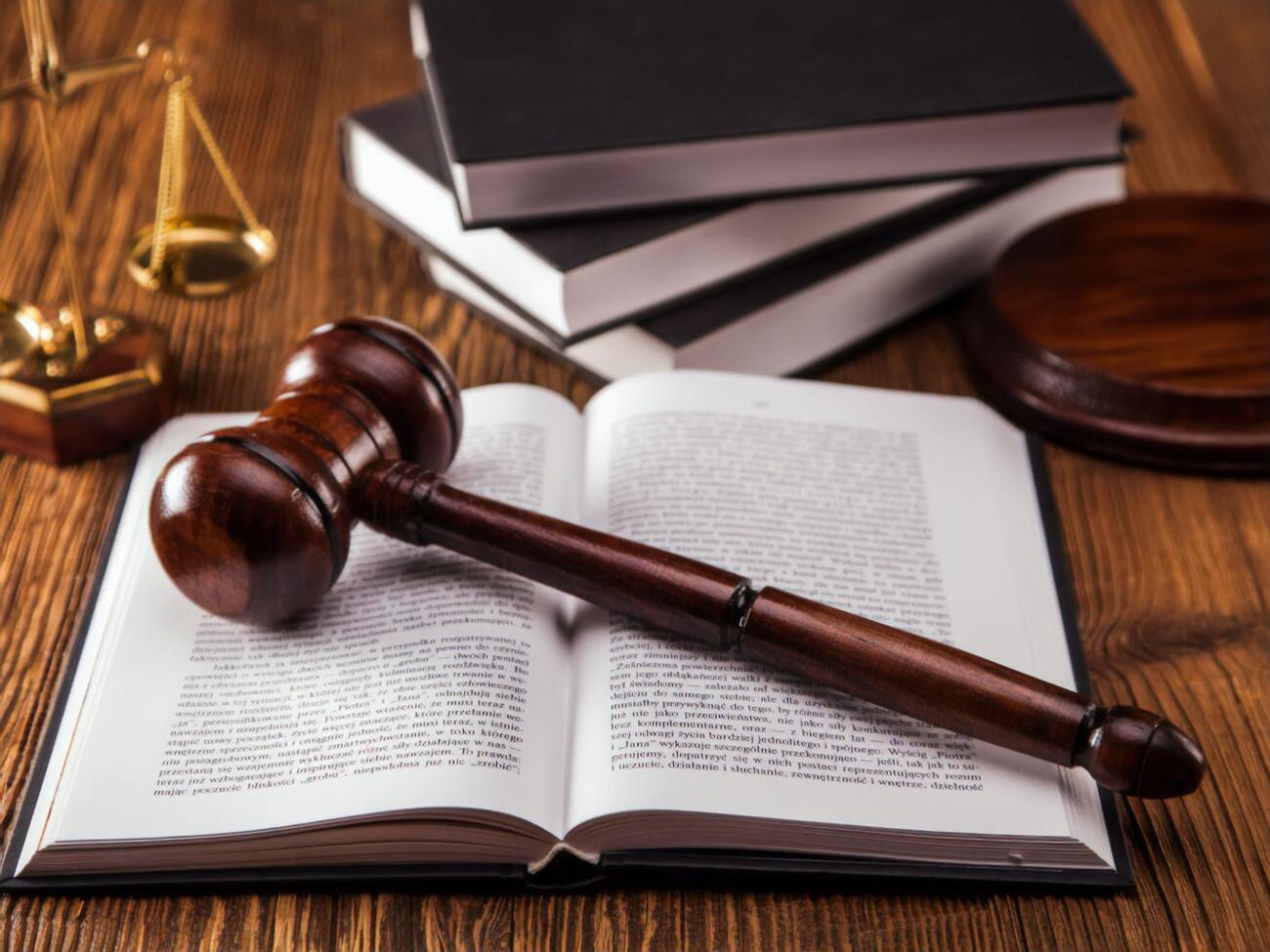 Суд признал мужчину виновным по двум статьям Уголовного кодекса