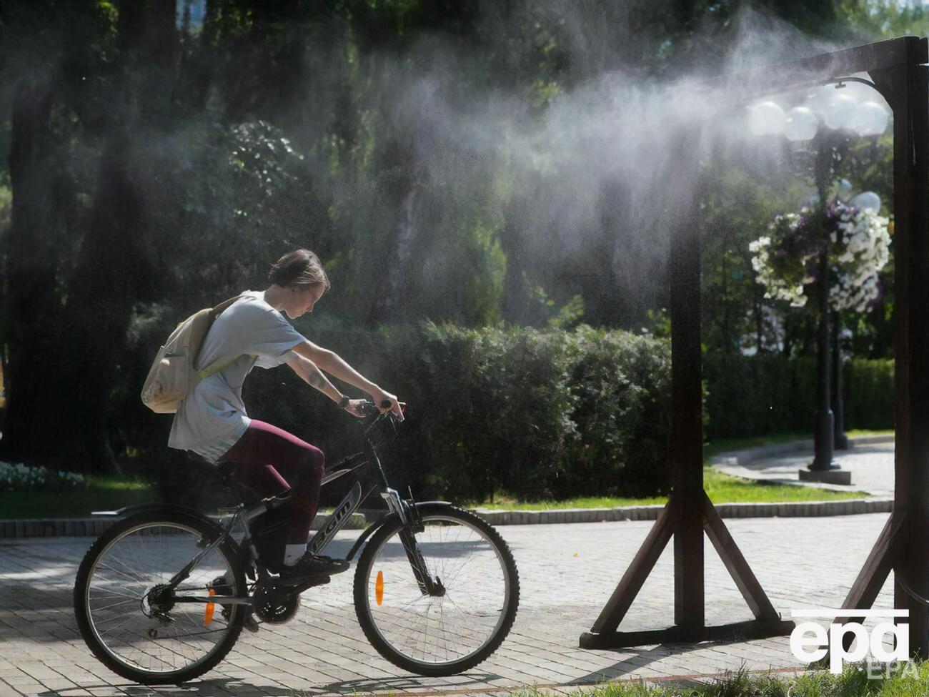 По прогнозам синоптиков, жара в Украине продержится еще около недели