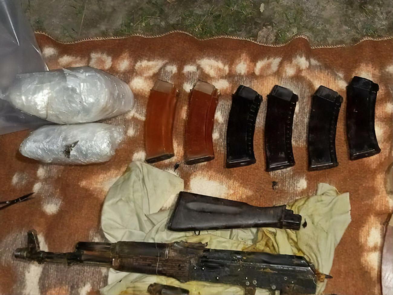 Во время обыска полиция изъяла оружие, разнокалиберные боеприпасы и взрывоопасные вещества