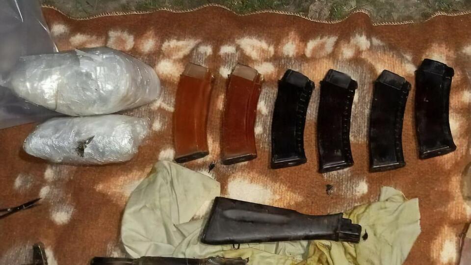 Під час обшуку поліція вилучила зброю, різнокаліберні боєприпаси та вибухові речовини