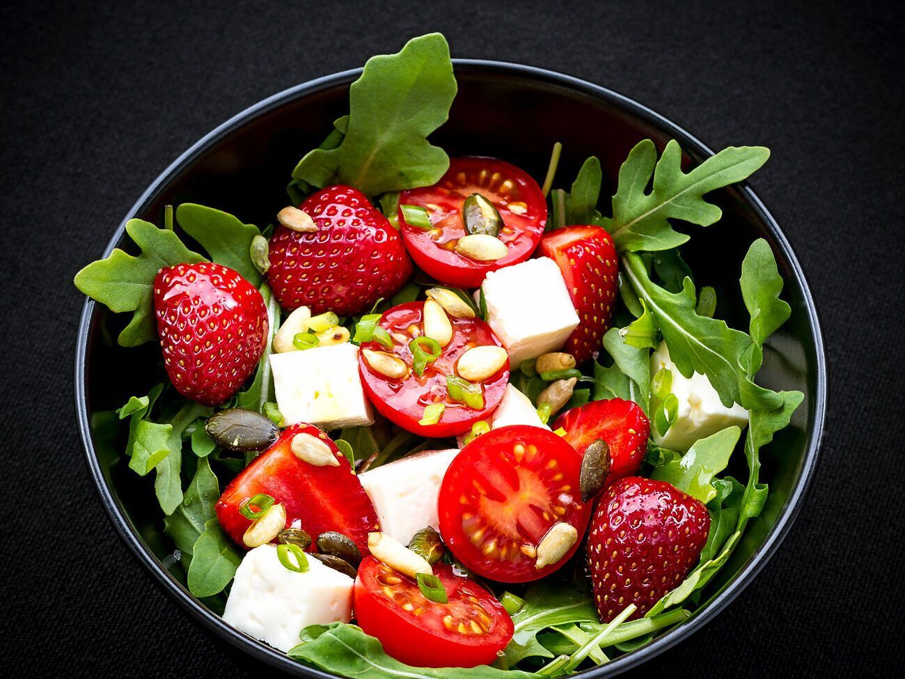 Глинская рекомендует перед приготовлением снять с помидоров кожицу