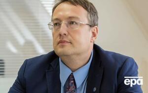 У пострадавшего ребенка подозрение на компрессионный перелом позвоночника, сообщил Геращенко