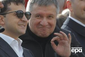 По данным СМИ, уволиться Авакова (справа) попросил Зеленский (слева)