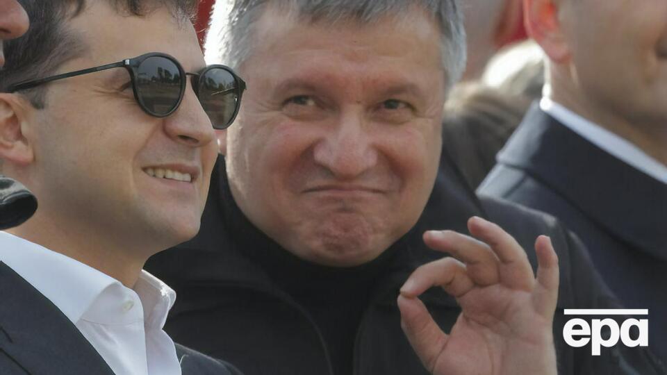 По данным СМИ, уволиться Авакова (справа) попросил Зеленский (слева)