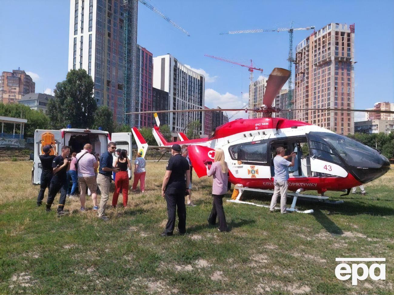 Раненого вертолетом отправили в Киев