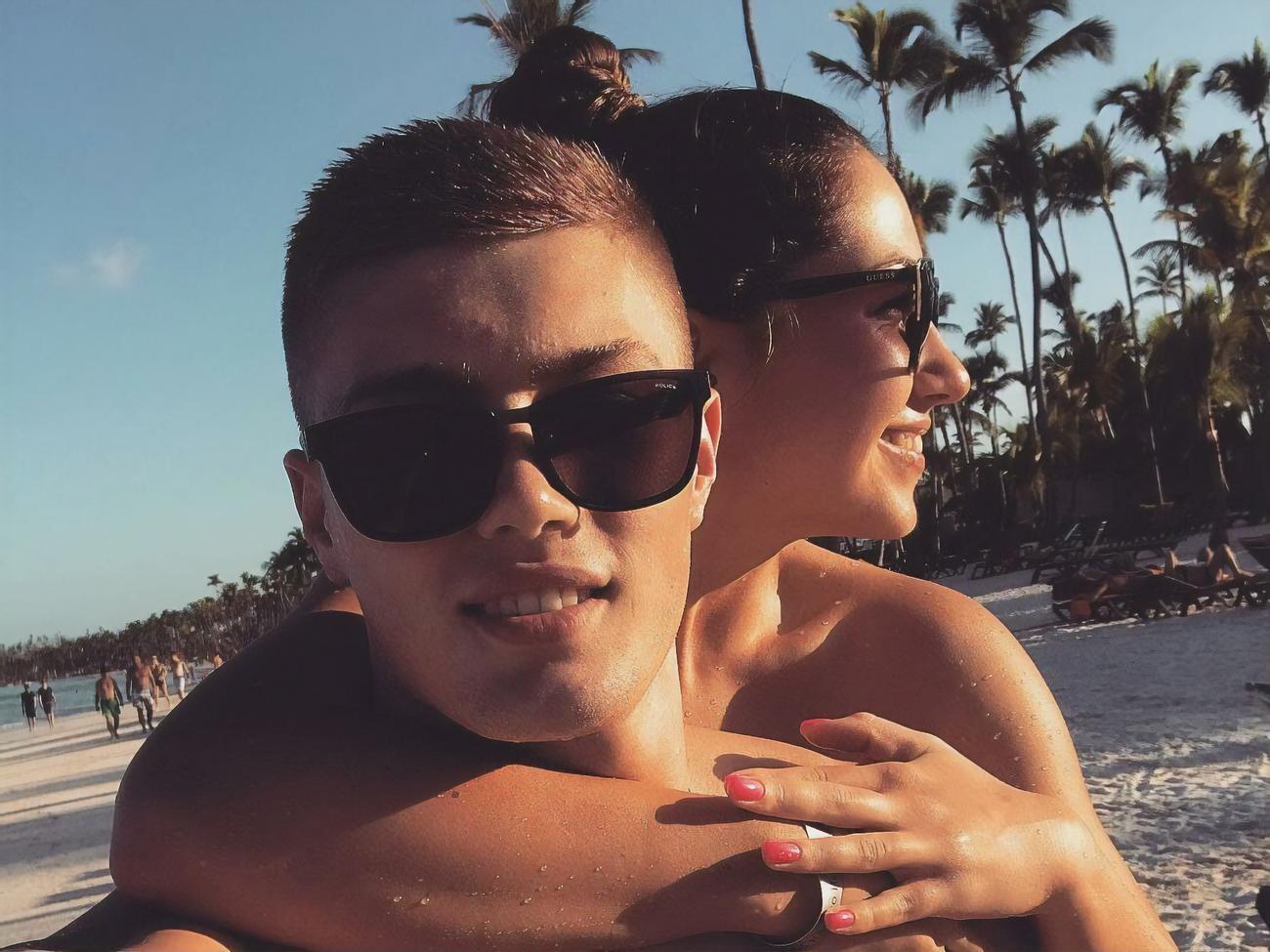 Артем і Юлія знайомі зі школи, разом уже чотири роки, а одружилися торік