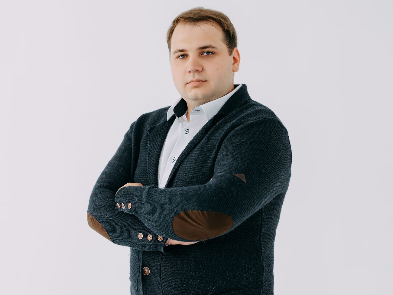 Швачко за освітою &ndash; інженер-технолог ресторанного бізнесу, зараз він голова секретаріату осередку "Слуги народу" в Сумській області