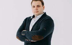 Швачко по образованию – инженер-технолог ресторанного бизнеса, сейчас он глава секретариата ячейки "Слуги народа" в Сумской области