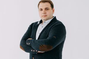 Швачко за освітою – інженер-технолог ресторанного бізнесу, зараз він голова секретаріату осередку "Слуги народу" в Сумській області