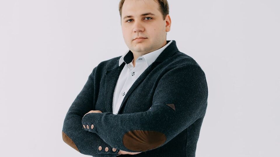 Швачко по образованию – инженер-технолог ресторанного бизнеса, сейчас он глава секретариата ячейки "Слуги народа" в Сумской области