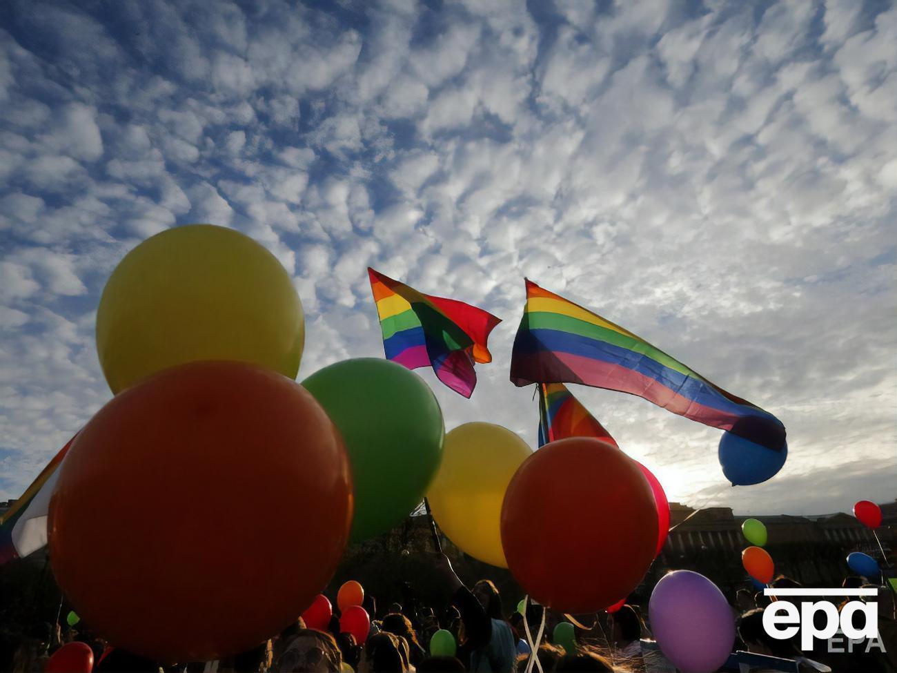 В ЕСПЧ отметили, что суд не может налагать на страну прямое требование о признании однополых браков, однако считает, что государству нужно найти компромисс и учесть права меньшинств