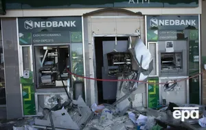 Учасники протестів розграбували торговельні центру і банкомати