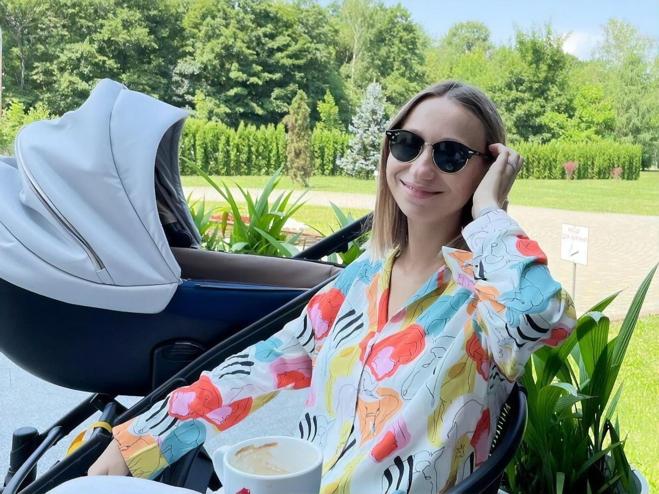 На вопрос, тяжело ли путешествовать с грудничком, Репяхова ответила, что "все ограничения в нашей голове"