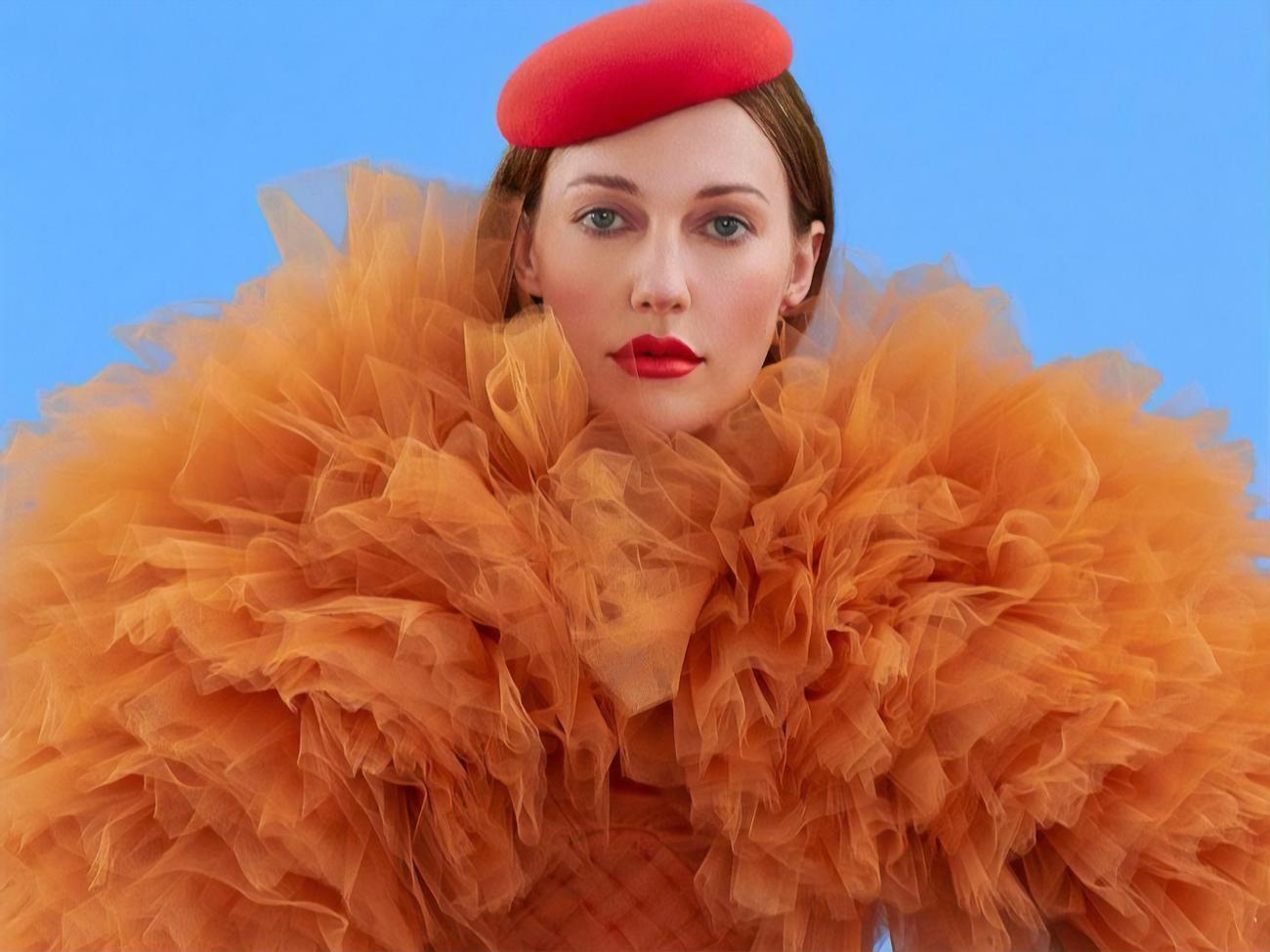 Узерли снялась в блузе с объемными рюшами