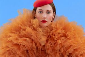 Узерли снялась в блузе с объемными рюшами