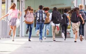 Детям и подросткам запретили появляться на улицах после 22.00