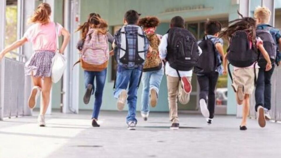 Детям и подросткам запретили появляться на улицах после 22.00