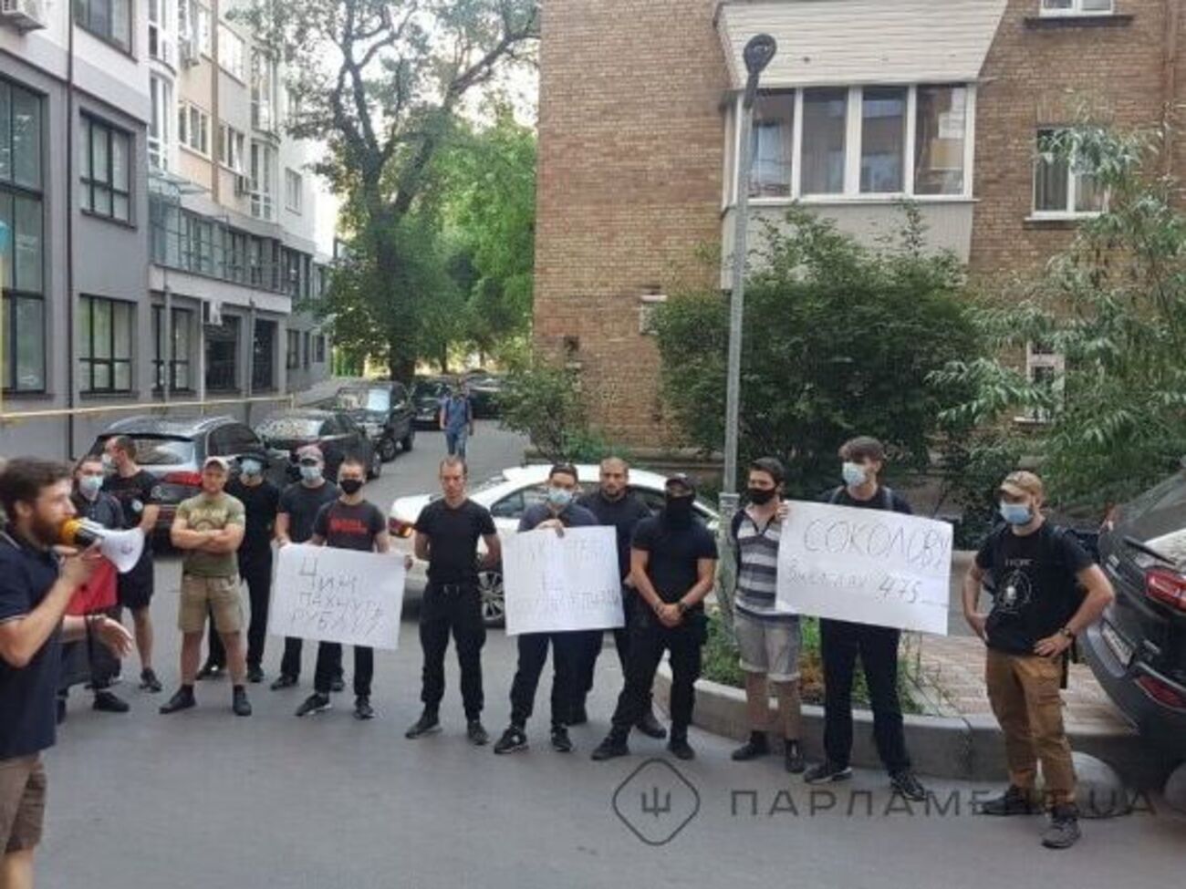 Журналісти пишуть, що суддя Соколов спробував вийти з іншого боку будівлі