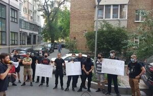 Журналісти пишуть, що суддя Соколов спробував вийти з іншого боку будівлі