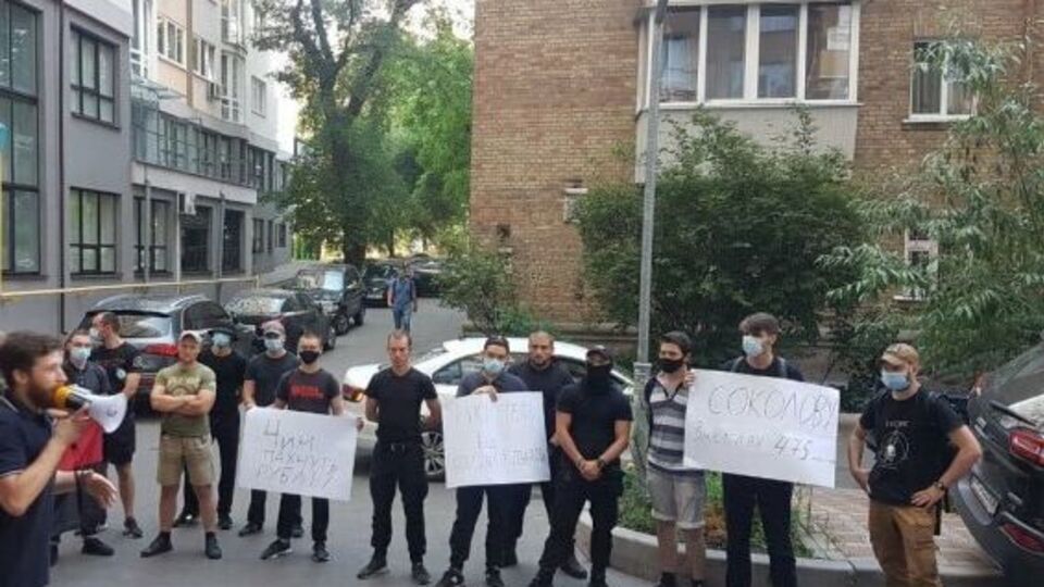 Журналісти пишуть, що суддя Соколов спробував вийти з іншого боку будівлі