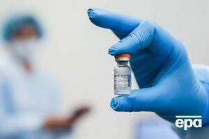 В Минздраве сообщили, что нагрузка на мобильные бригады, которые вакцинируют коллективы препаратом CoronaVac, меньше