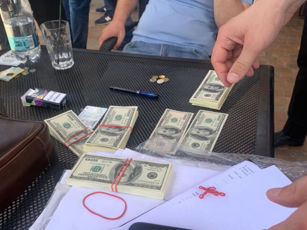 Чоловіка затримали під час отримання $35 тис.