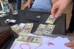 Чоловіка затримали під час отримання $35 тис.