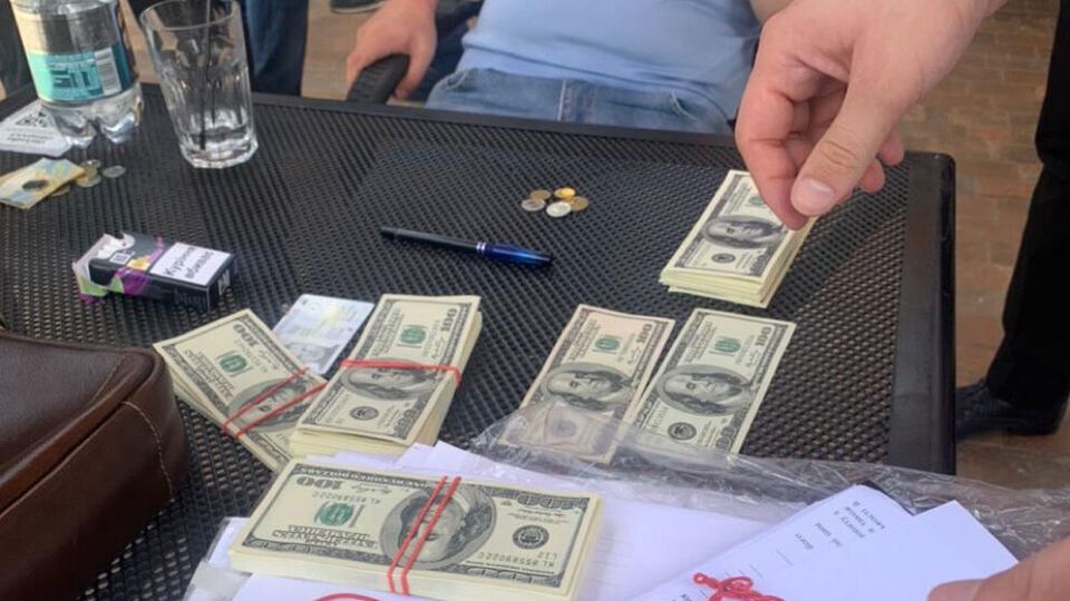 Чоловіка затримали під час отримання $35 тис.