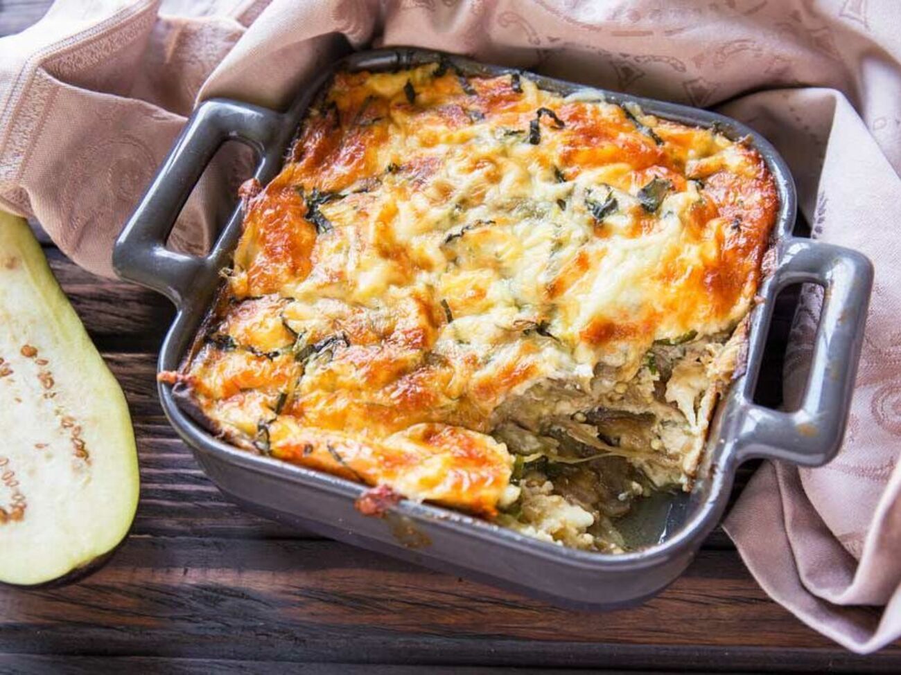 Баклажан &ndash;&nbsp;очень полезный и питательный продукт, блюда из него готовятся быстро и несложно