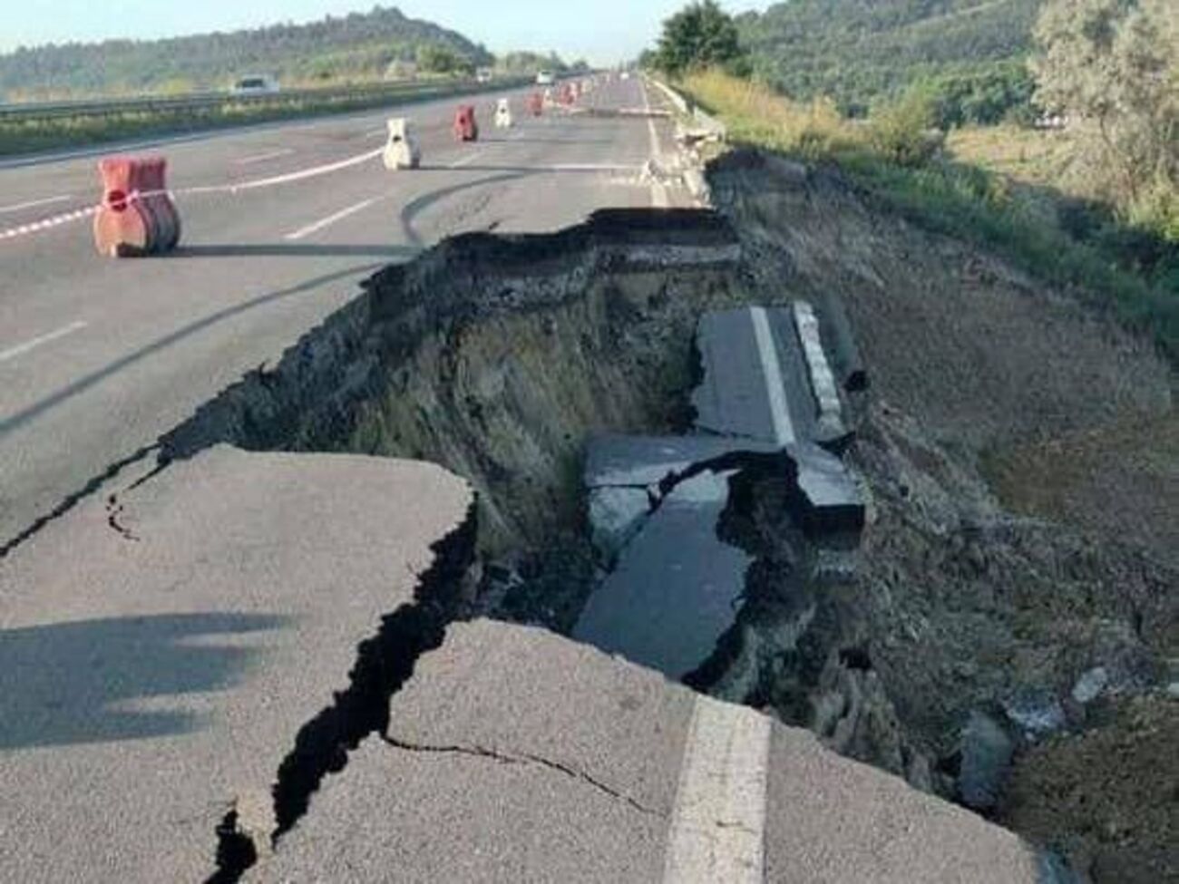 Аварийный участок дороги находится примерно в 337 км от Киева