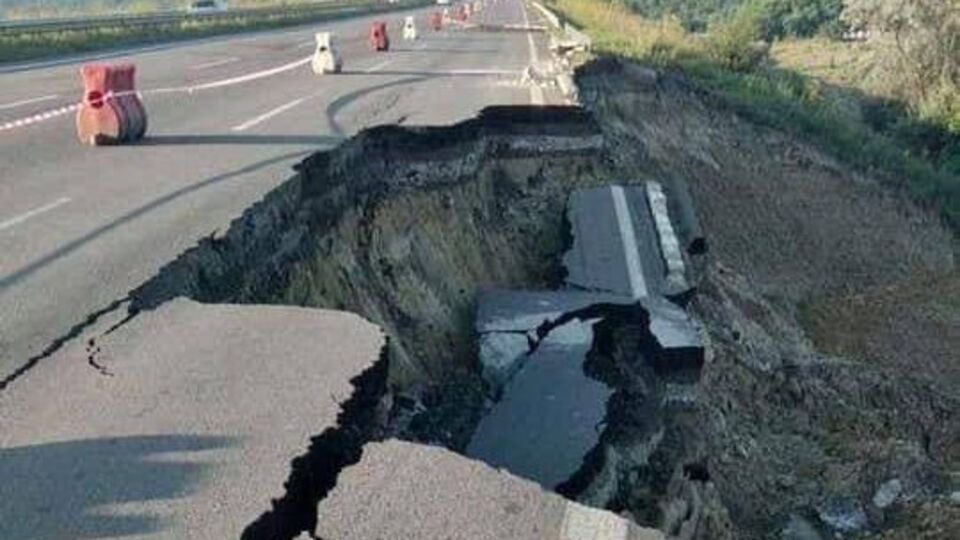 Аварійна ділянка дороги розташована приблизно за 337 км від Києва