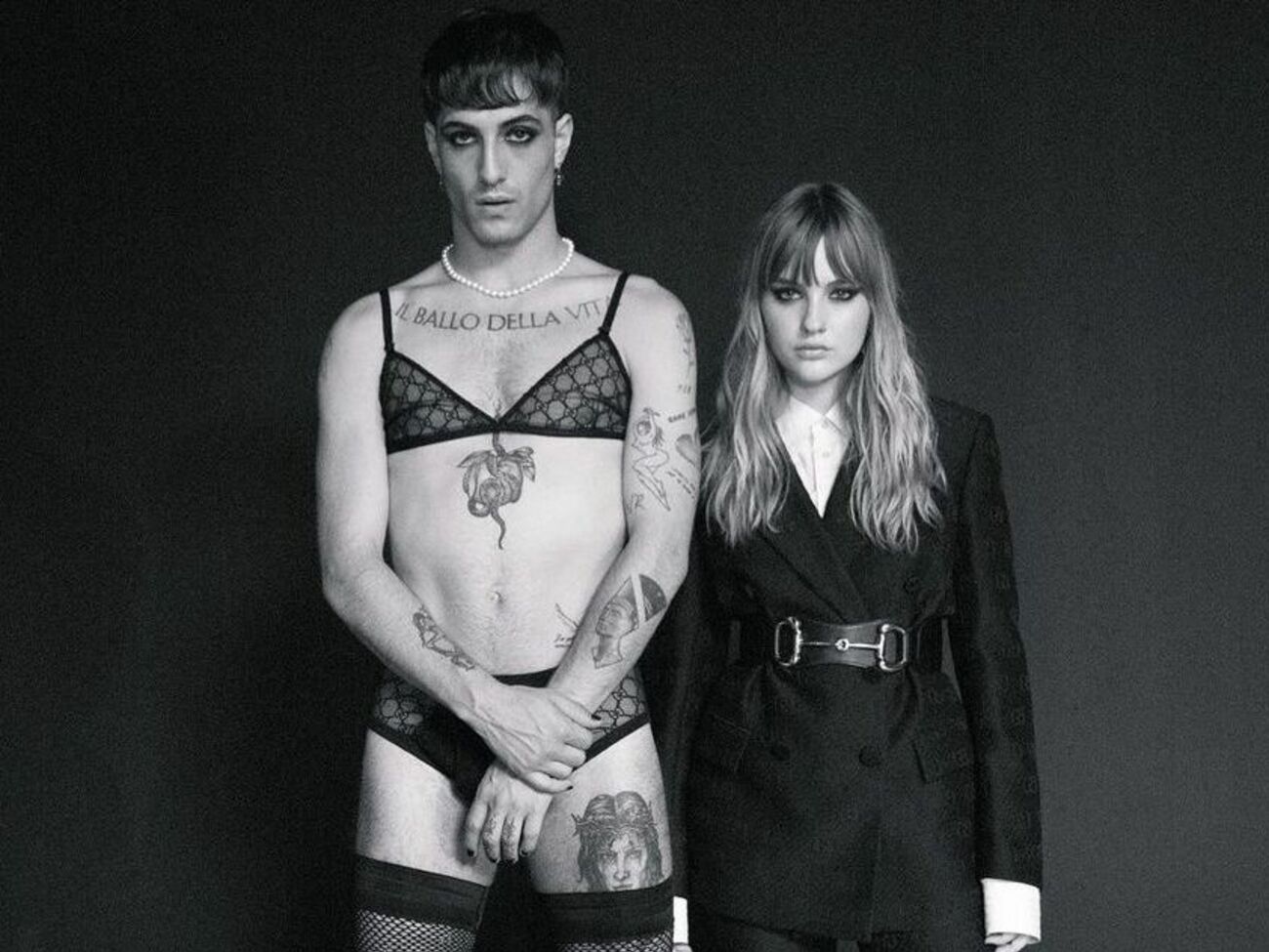 Фронтмен M&aring;neskin&nbsp;Дамиано Давид с гитаристом группы Викторией Де Анджелис на съемках последнего клипа