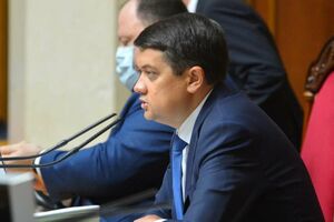 Число аккредитованных в Раде представителей СМИ превышает три тысячи человек, отметил Разумков