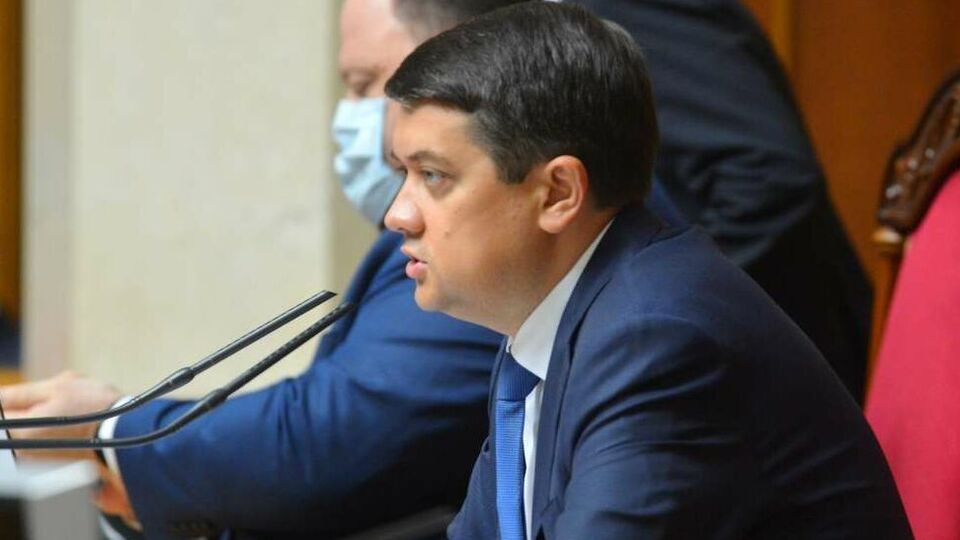 Число аккредитованных в Раде представителей СМИ превышает три тысячи человек, отметил Разумков
