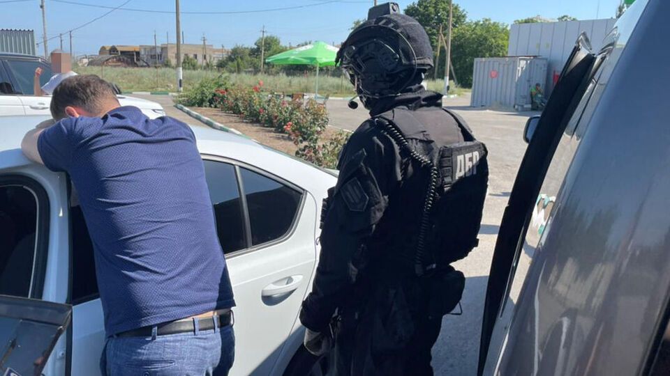 Правоохоронці затримали прокурора під час одержання всієї суми хабаря