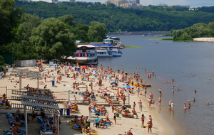 На всіх муніципальних пляжах Києва із 17 липня вивішено червоні прапори, зазначили у КП "Плесо"