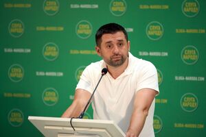 Як приклад "точкових змін" Арахамія назвав відставку Степанова і призначення главою МОЗ Ляшка