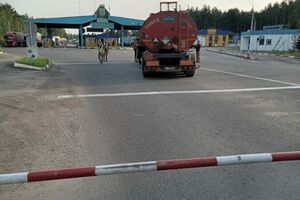 Водій автоцистерни збив шлагбаум у пункті пропуску "Виступовичі"