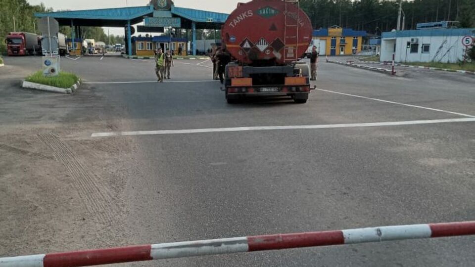 Водій автоцистерни збив шлагбаум у пункті пропуску "Виступовичі"