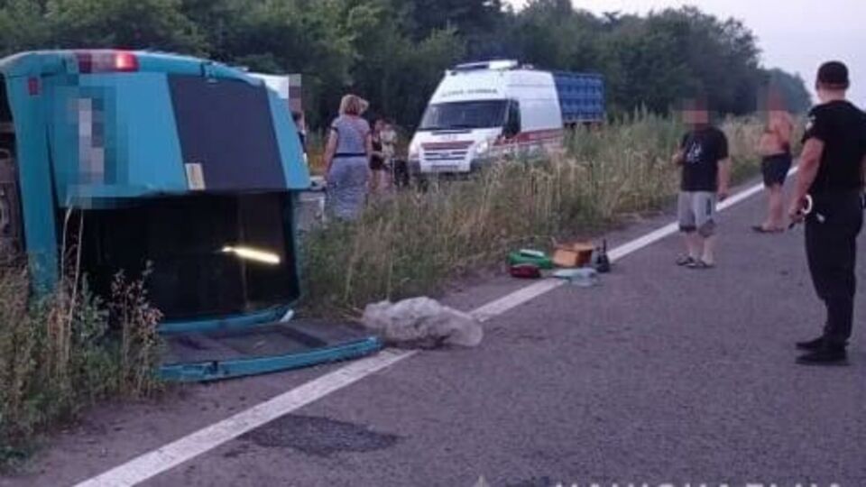 Водитель пытался избежать столкновения с автомобильной шиной