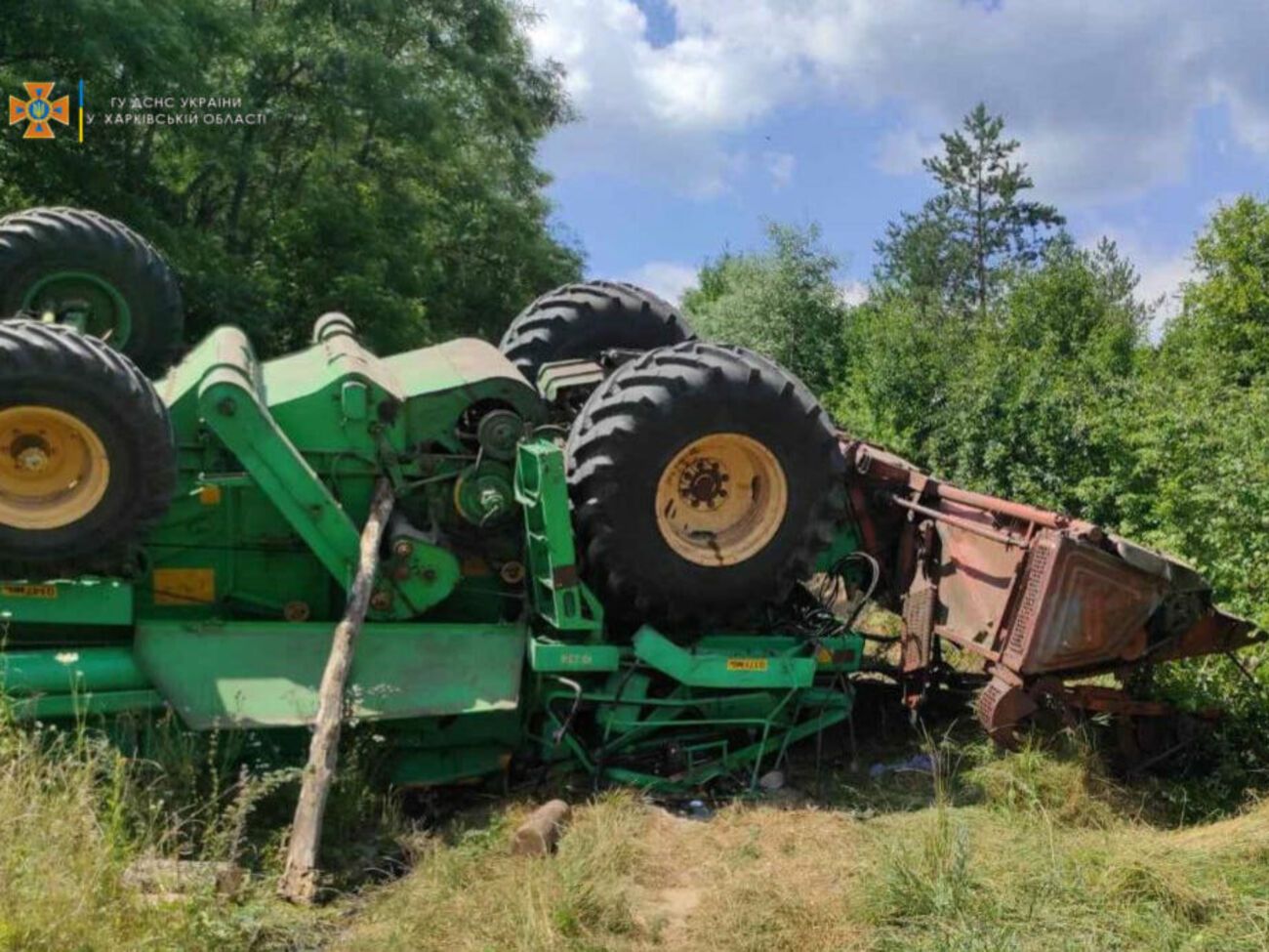 Комбайн упал в кювет