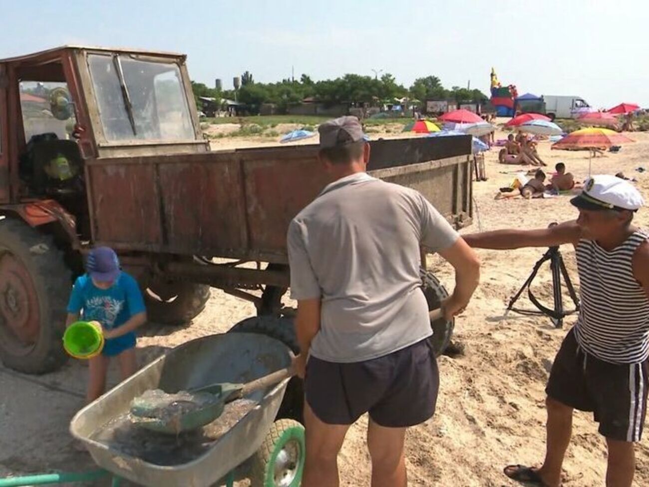 Медуз вантажать у трактор, відвозять і закопують