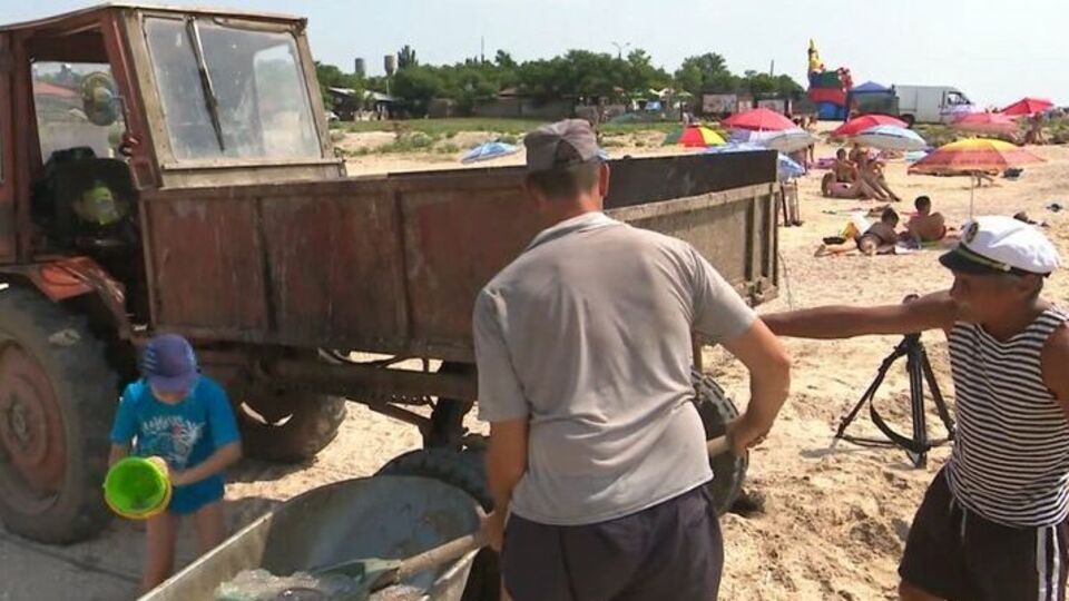Медуз грузят в трактор, отвозят и закапывают
